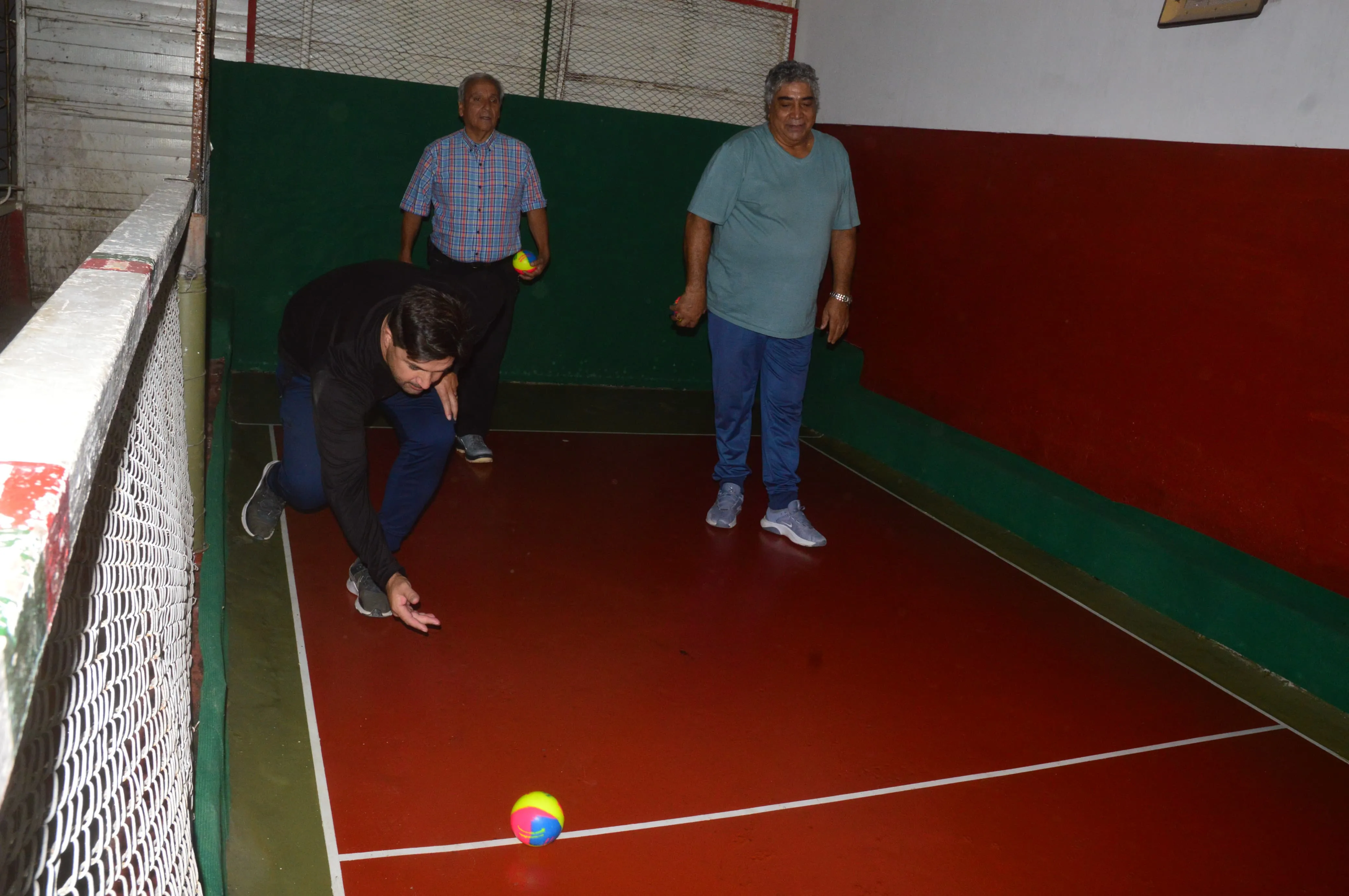 El club Balcarce tiene nueva cancha de bochas con piso sintético