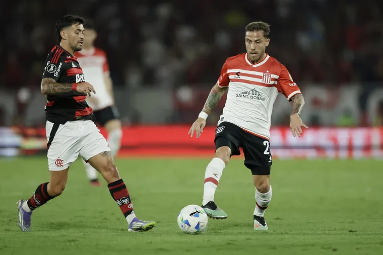 ezequiel-piovi-defiende-la-pelota-arrascaeta-flamengo-estudiantes