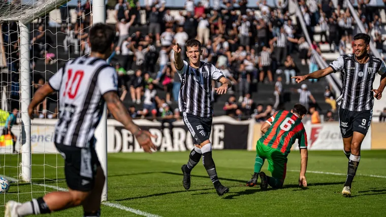 facundo-lencioni-ya-marco-el-2-0-y-sale-festejarlo-jeremias-puch-autor-las-dos-asistencias-los-goles-gimnasia-foto-prensa-gimnasia-y-esgrima-mendoza
