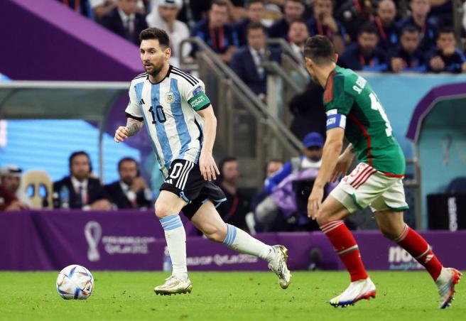 lionel-messi-intenta-regatear-durante-el-argentina-mexico