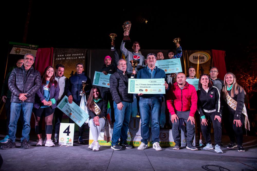 Entrega de premios ganadores 42k general masculino y femenino